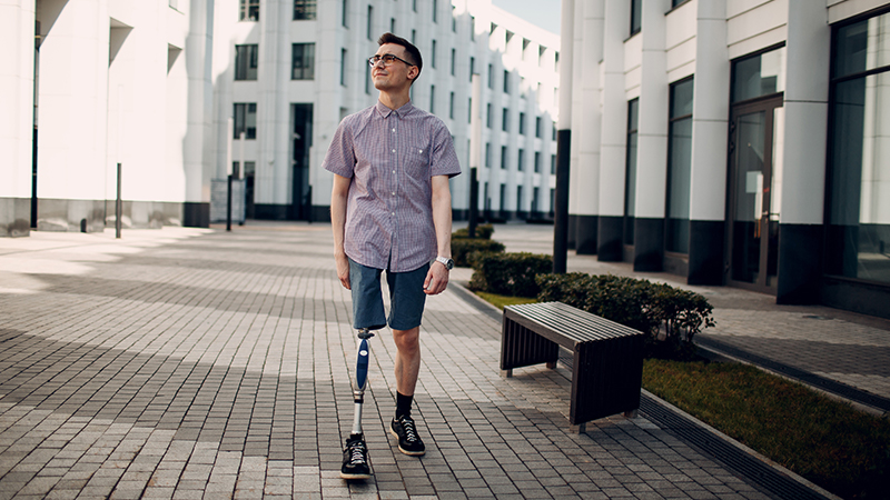 Mann mit Prothese im städtischen Umfeld