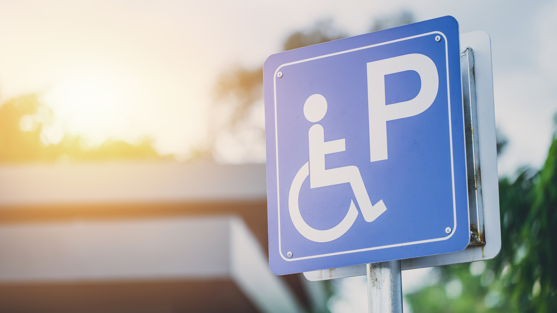 Blaues Schild für Behindertenparkplatz