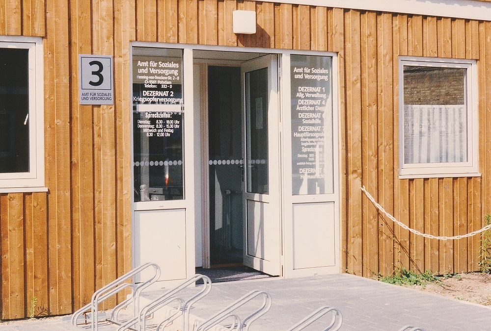 Hier wird der Eingang des damaligen Standorts des Amtes abgebildet